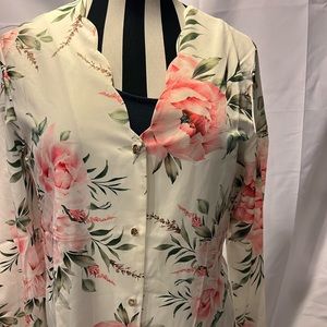 Floral scalloped neck ultra feminine blouse
